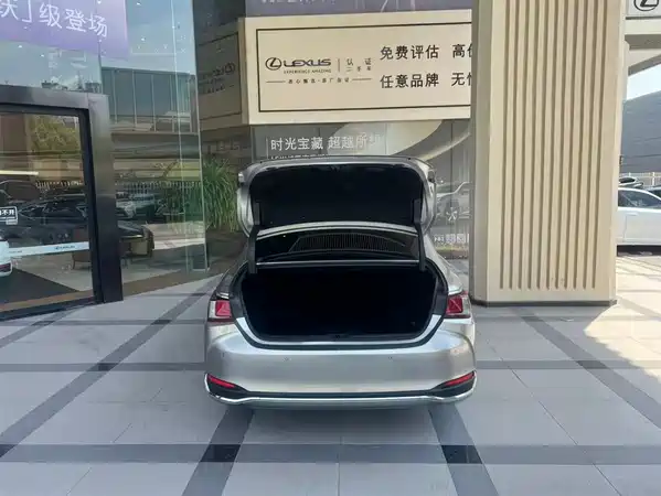 Lexus ES 2022