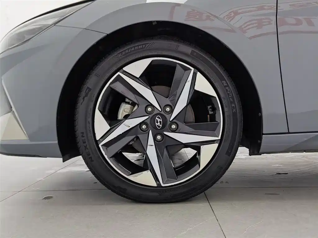 Hyundai Elantra 2023 — фото 17