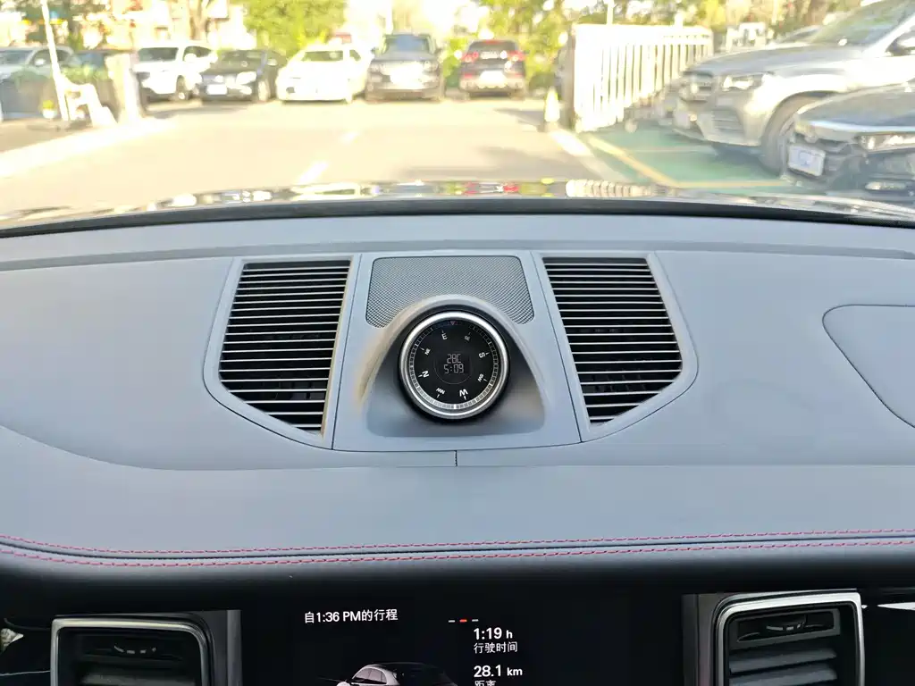 Porsche Macan 2018 — фото 24