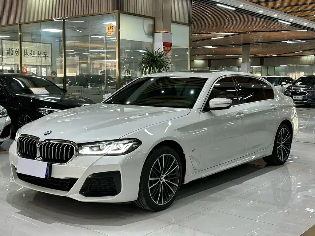 BMW 5 Series 2022 — фото 1