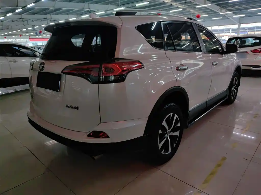 Toyota RAV4 2019 — фото 5