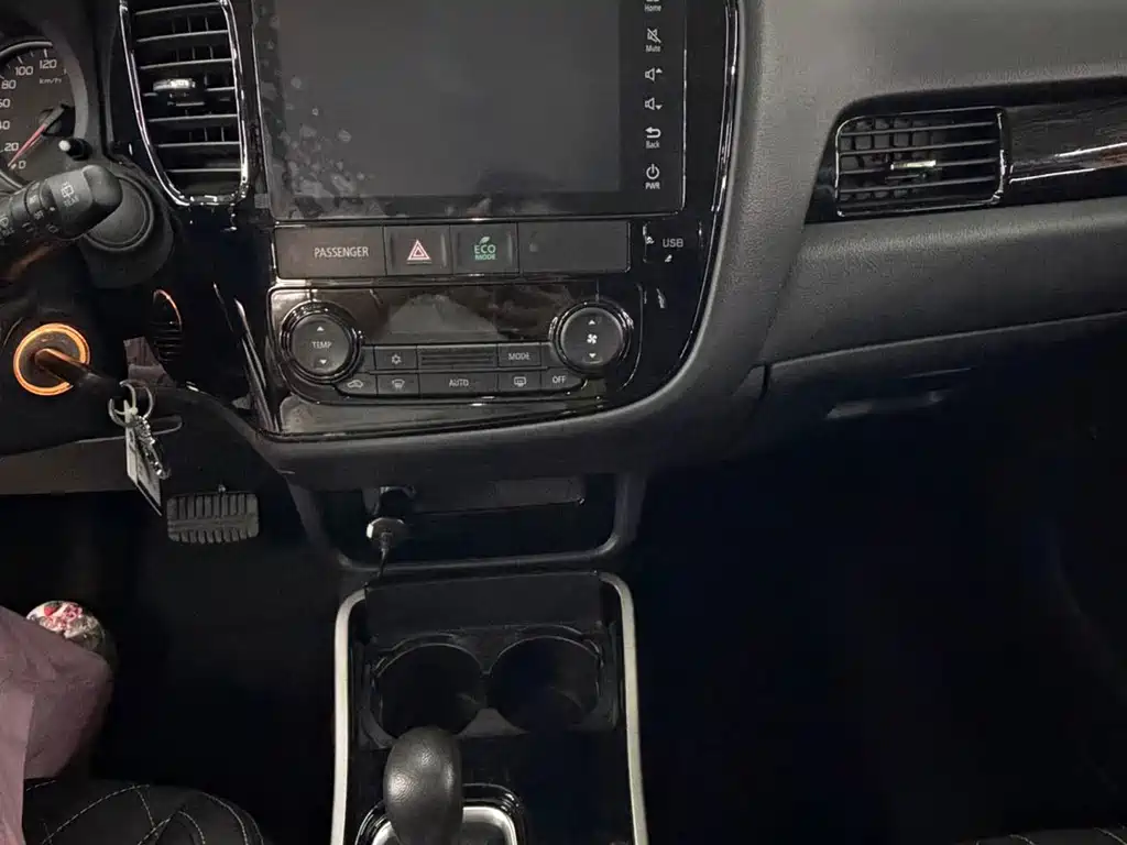 Mitsubishi Outlander 2022 — фото 12