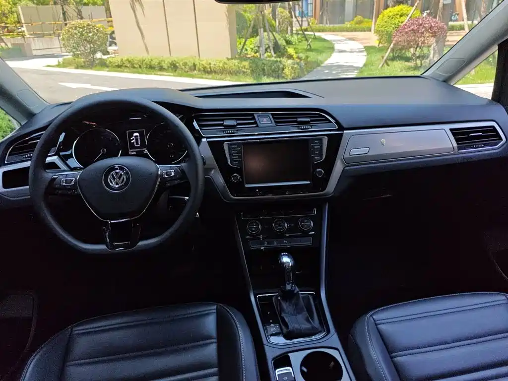Volkswagen Touran 2018 — фото 13