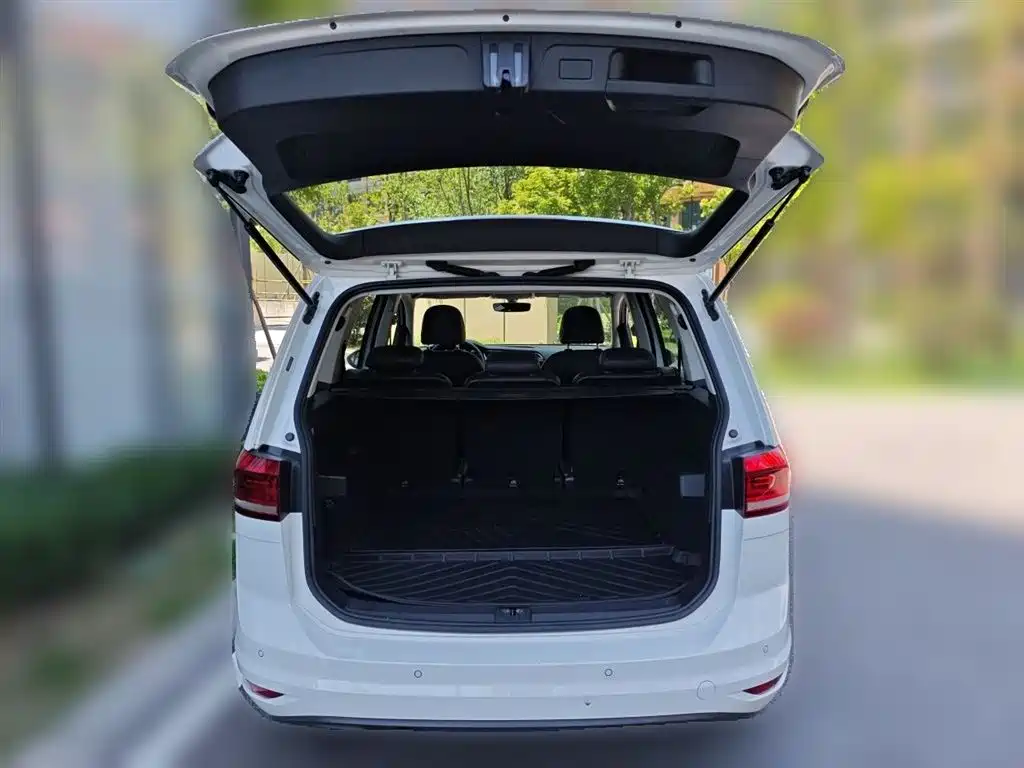 Volkswagen Touran 2018 — фото 10