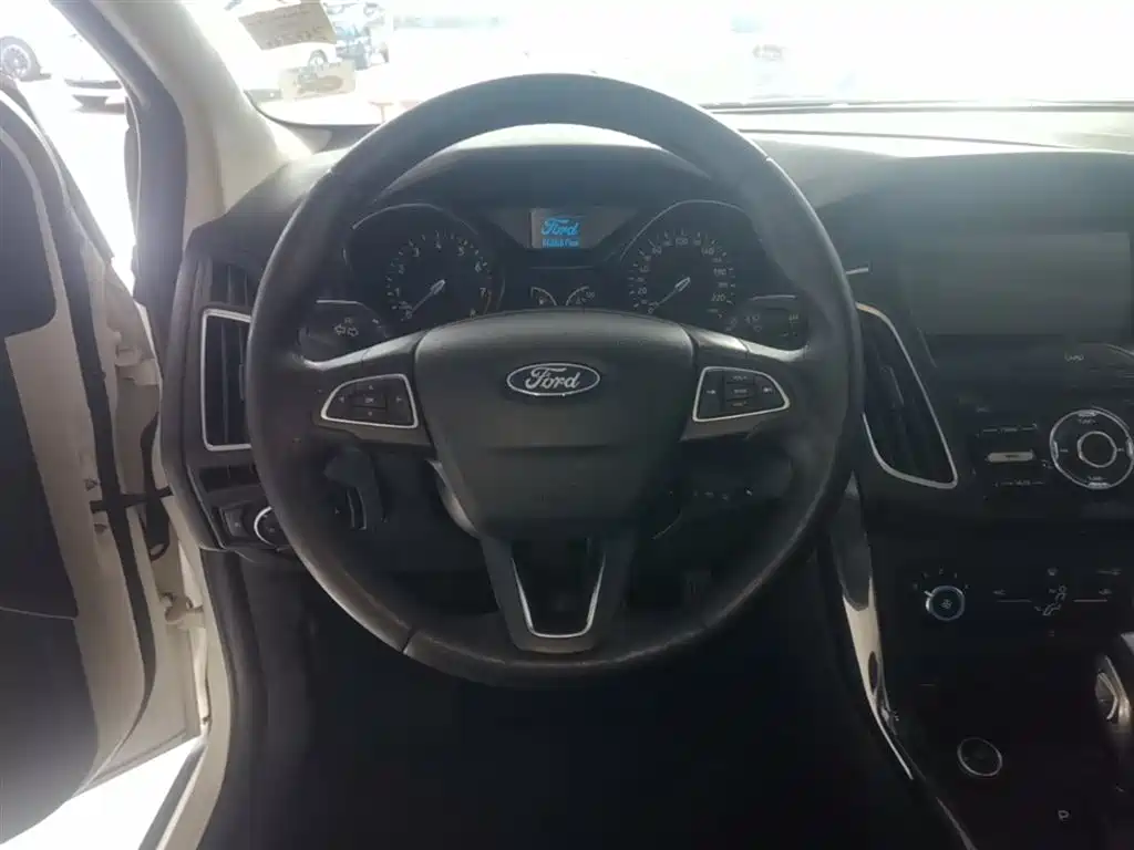 Ford Focus 2018 — фото 11