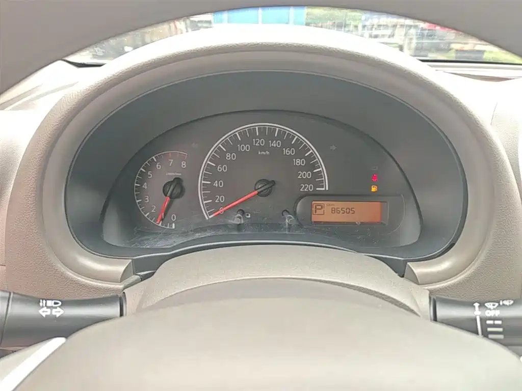 Nissan Sunny 2015 — фото 12