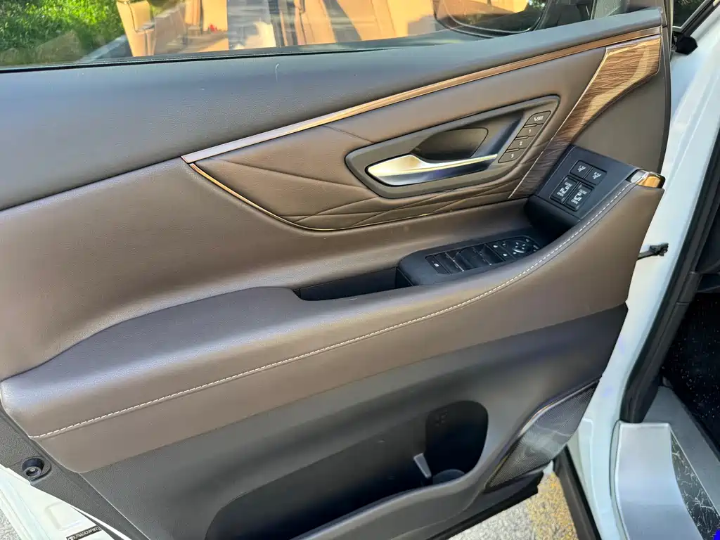 Toyota Vellfire 2023 — фото 10