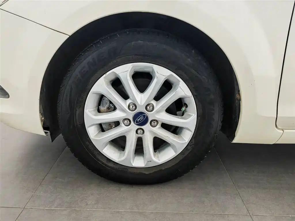 Ford Focus 2014 — фото 17