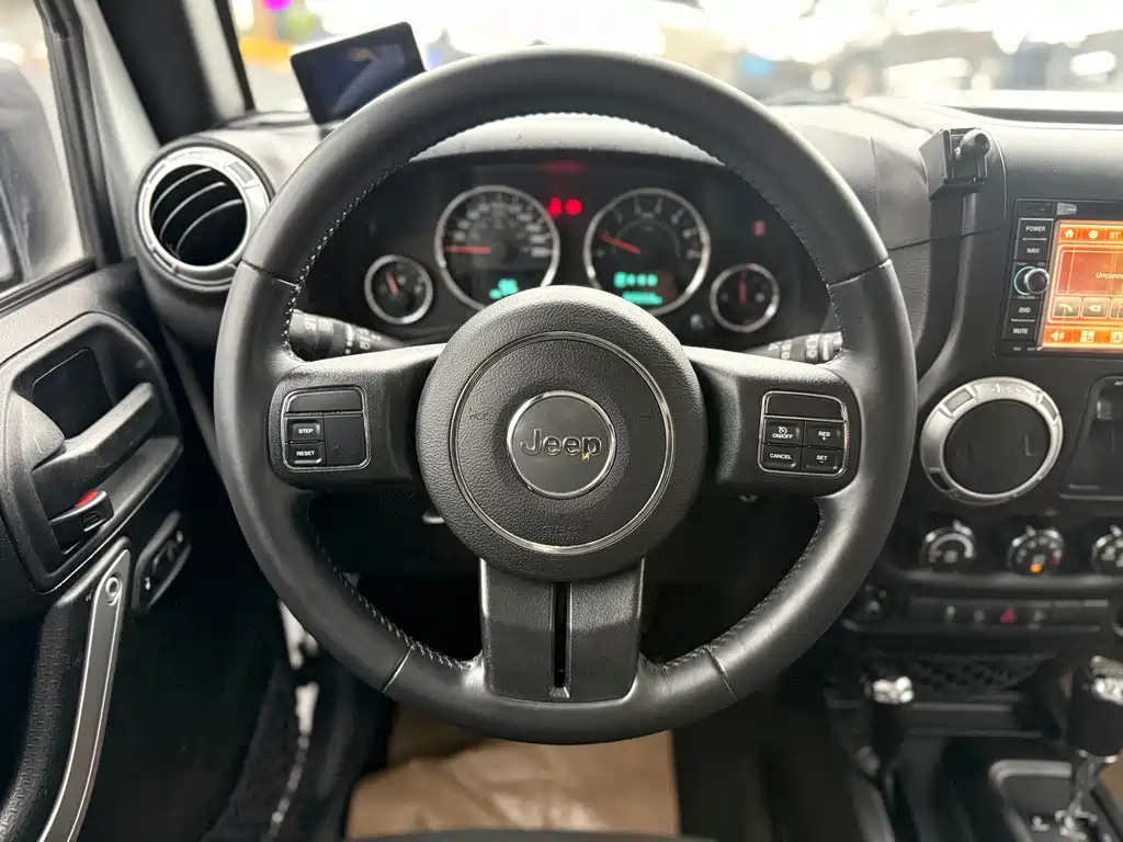 Jeep Wrangler 2016 — фото 13