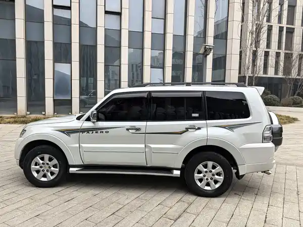 Mitsubishi Pajero 2016