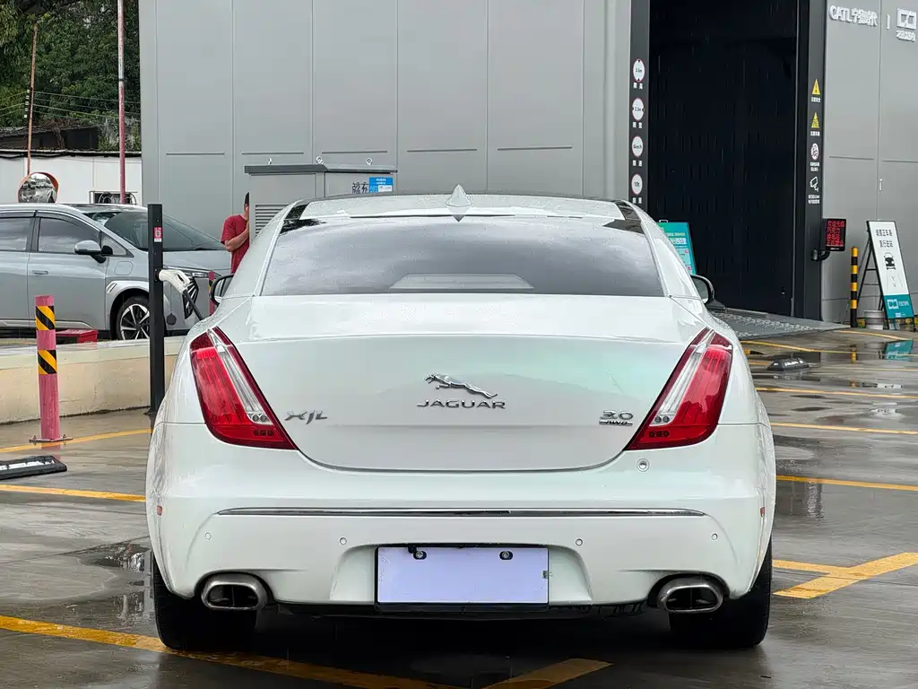 Jaguar XJ 2012 — фото 10