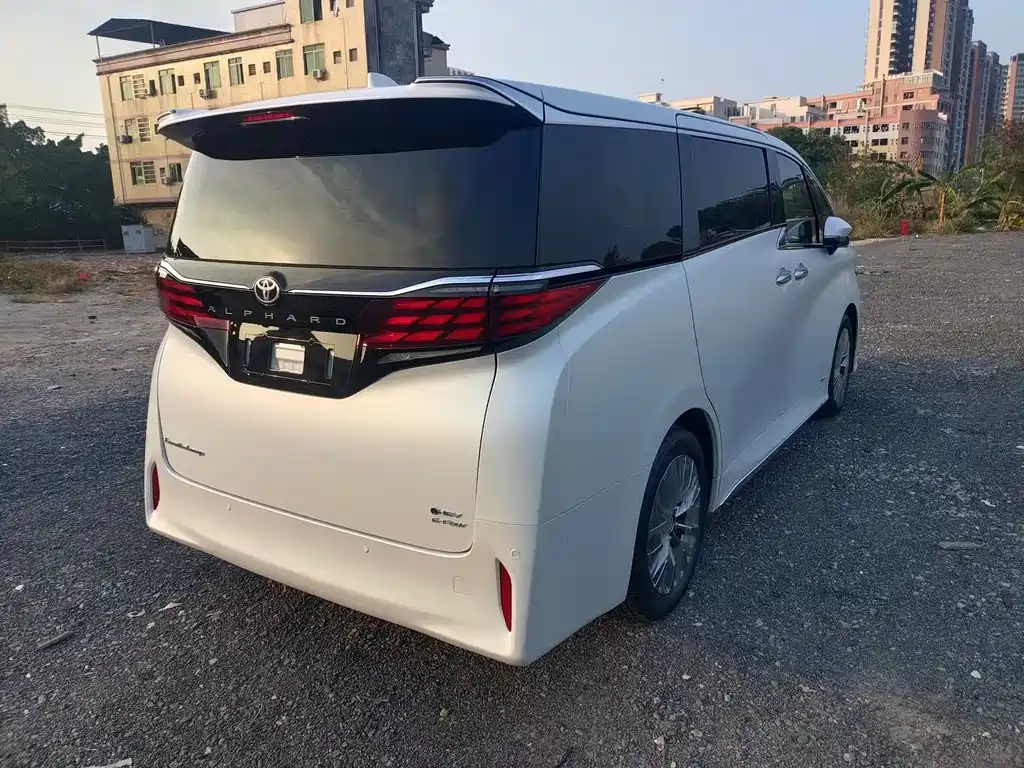 Toyota Alphard — фото 9