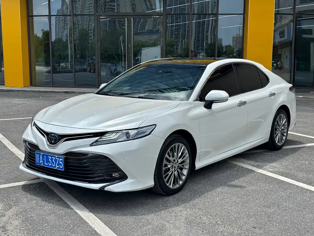 Toyota Camry 2019 — фото 1