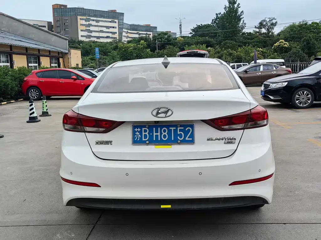 Hyundai Elantra 2018 — фото 11