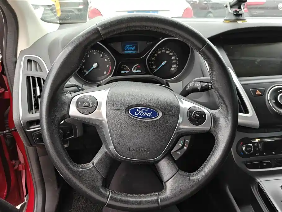 Ford Focus 2014 — фото 15