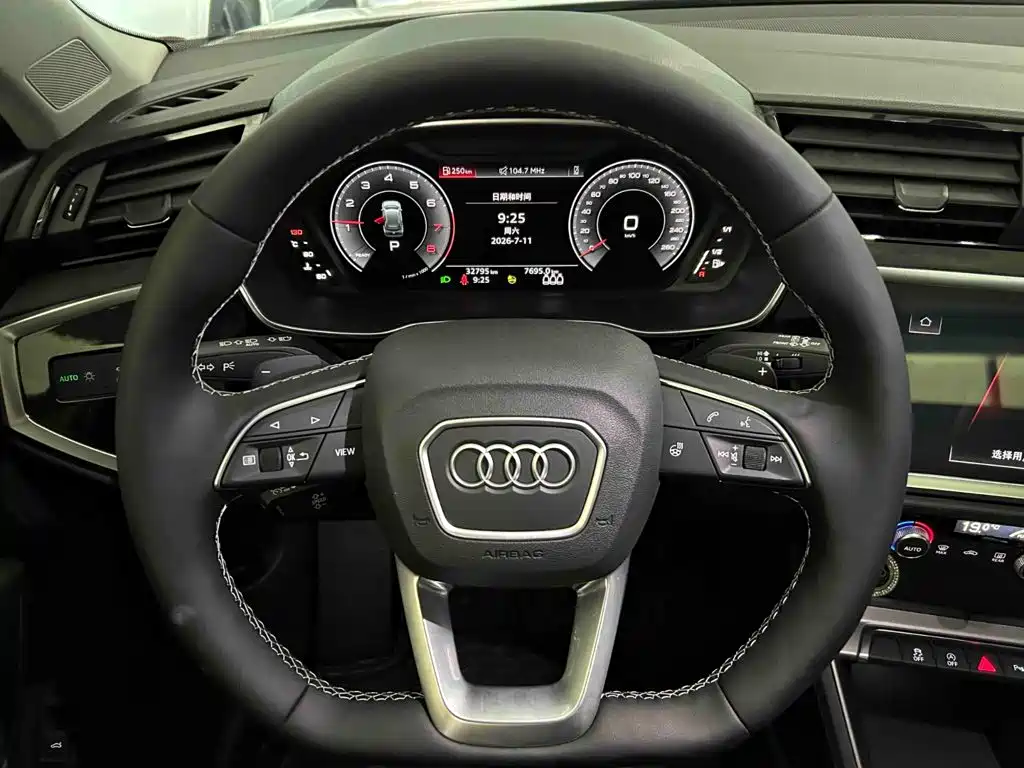 Audi Q3 2022 — фото 3