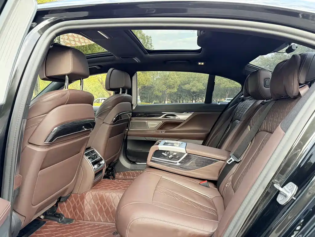 BMW 7 Series 2021 — фото 11