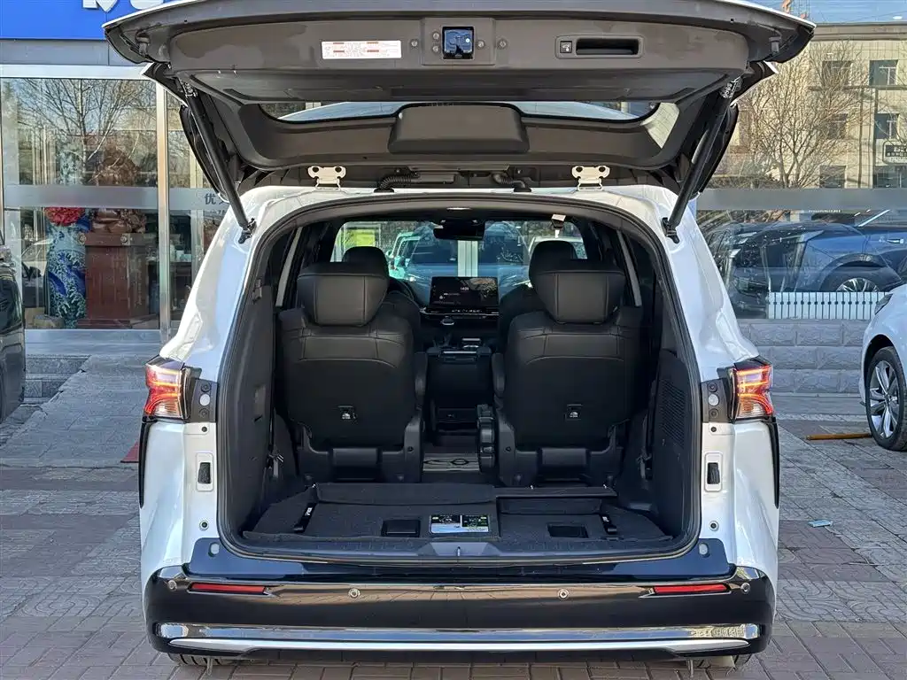 Toyota Sienna 2024 — фото 18