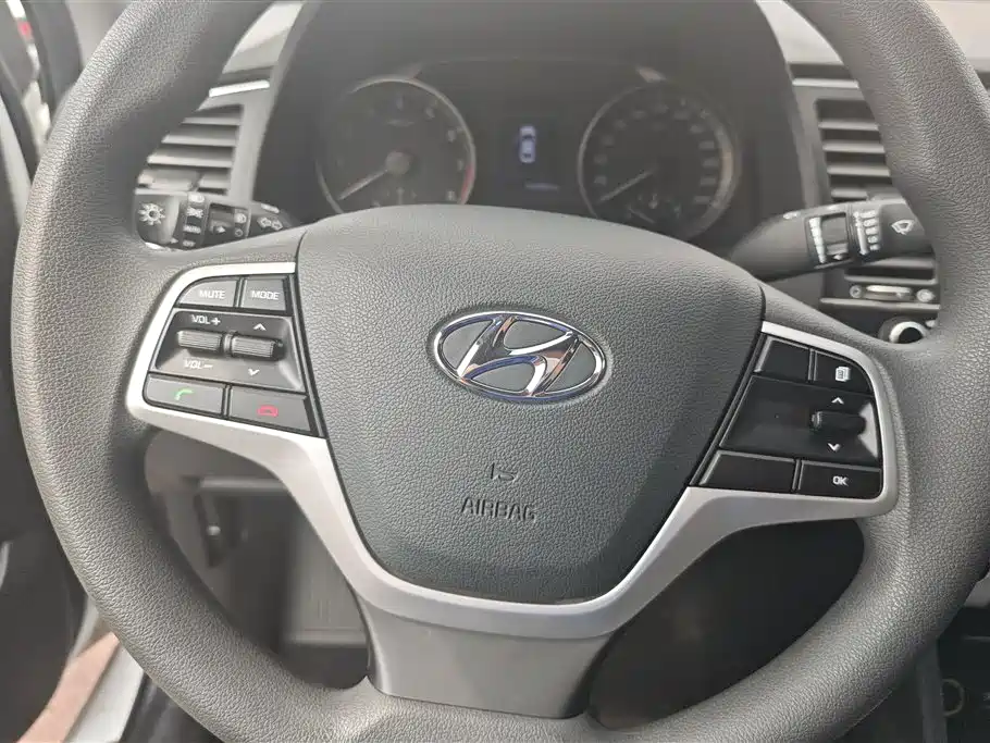 Hyundai Elantra 2018 — фото 15
