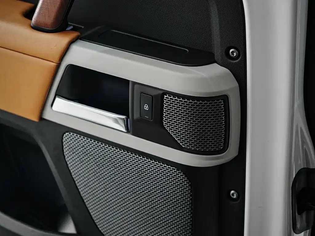 Land Rover Defender 2024 — фото 19