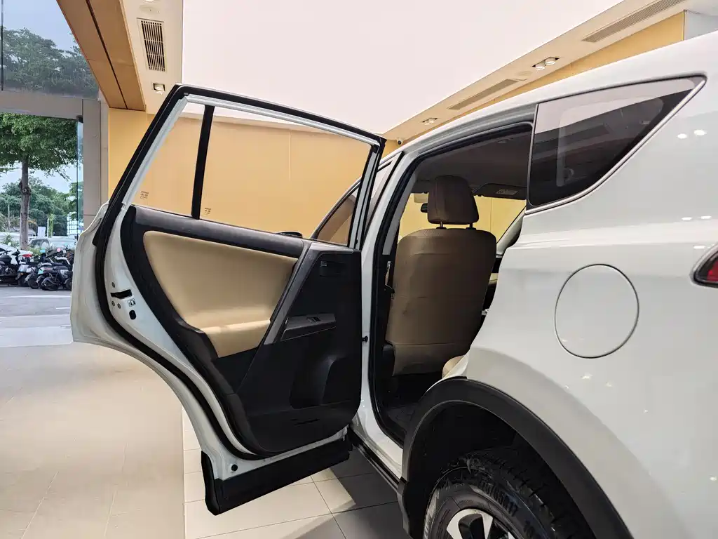 Toyota RAV4 2017 — фото 20