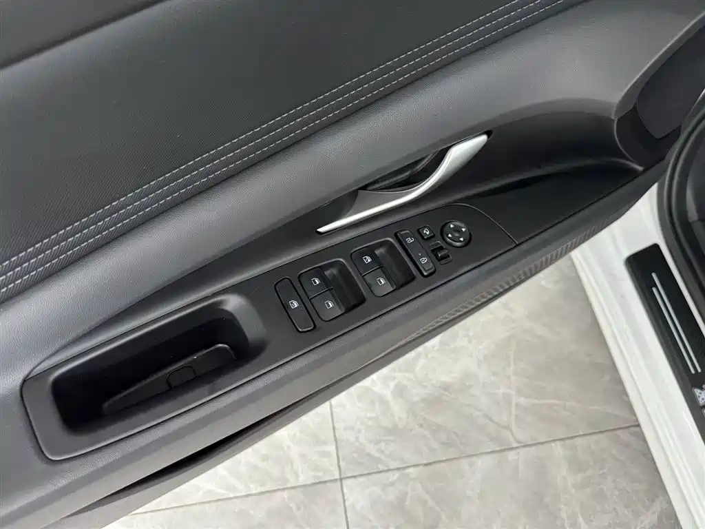 Hyundai Elantra 2022 — фото 12