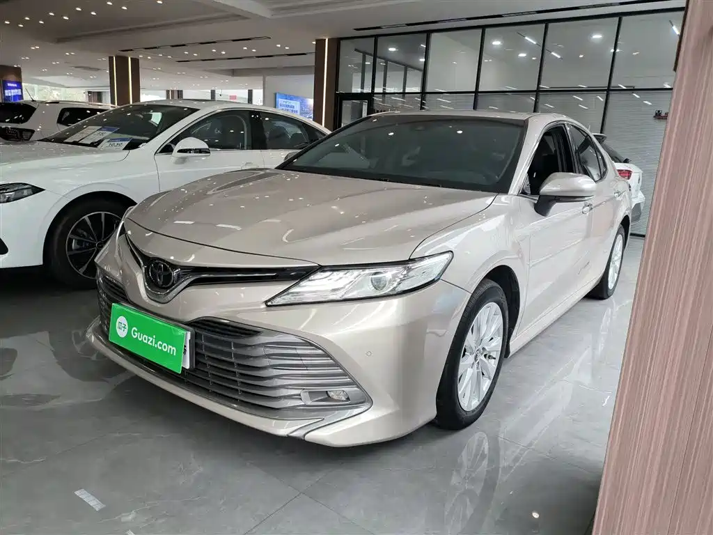 Toyota Camry 2019 — фото 2