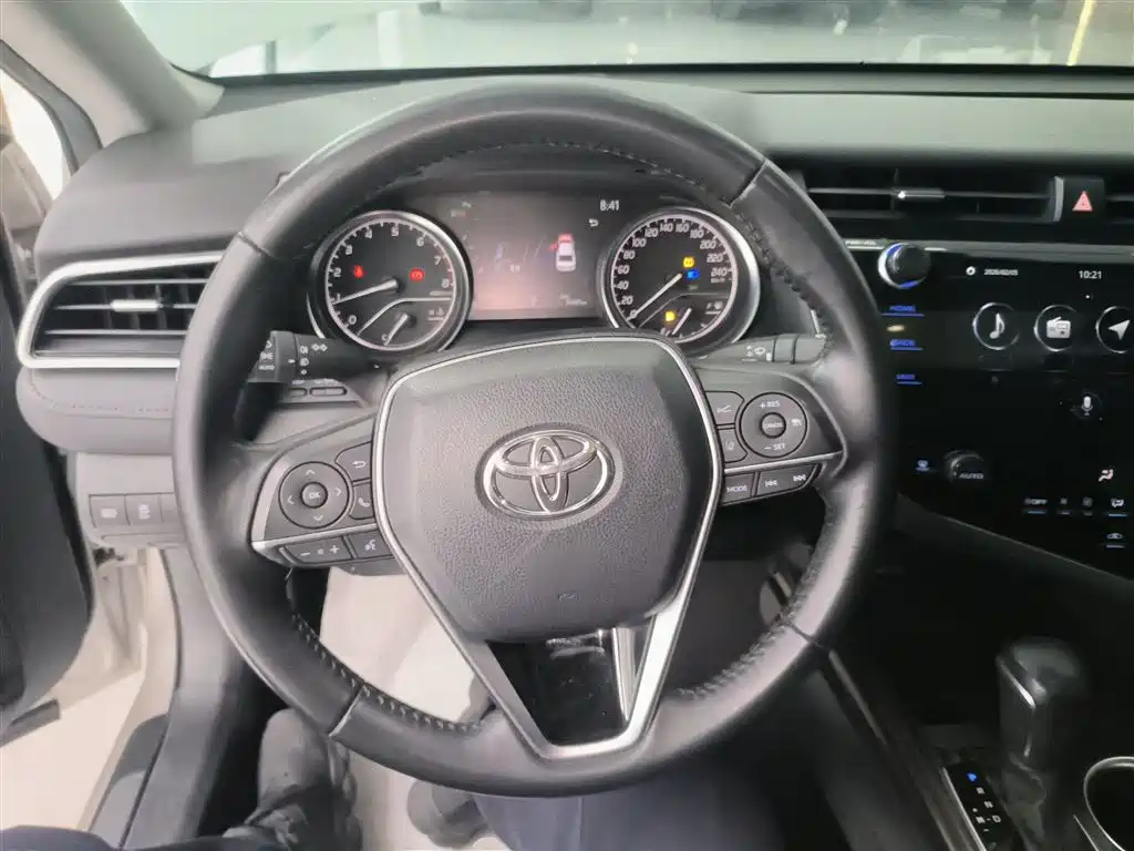Toyota Camry 2019 — фото 7