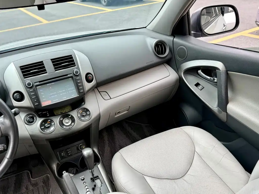 Toyota RAV4 2010 — фото 25