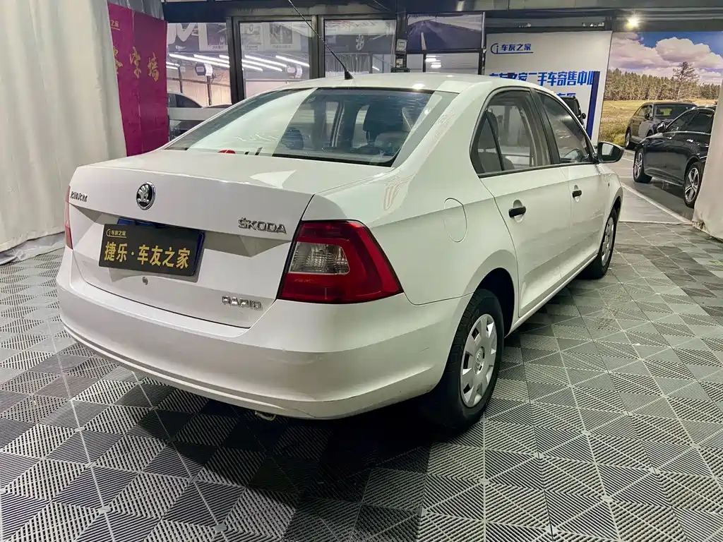 Skoda Rapid 2015 — фото 7