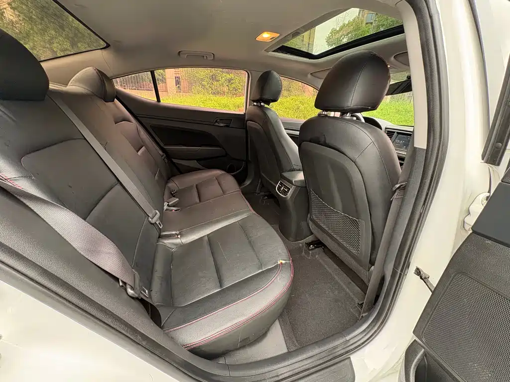 Hyundai Elantra 2018 — фото 16