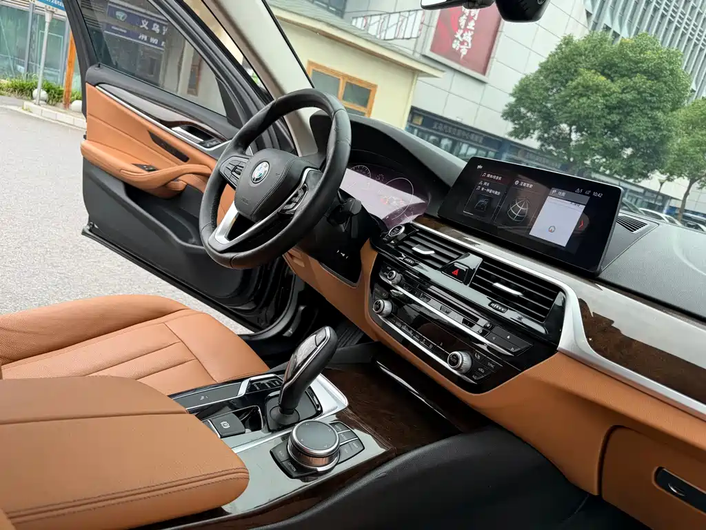 BMW 5 Series 2017 — фото 12