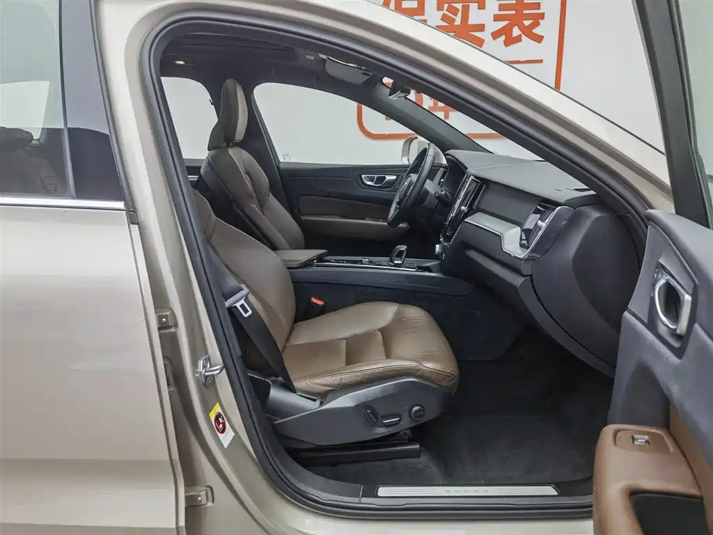 Volvo XC60 2022 — фото 23