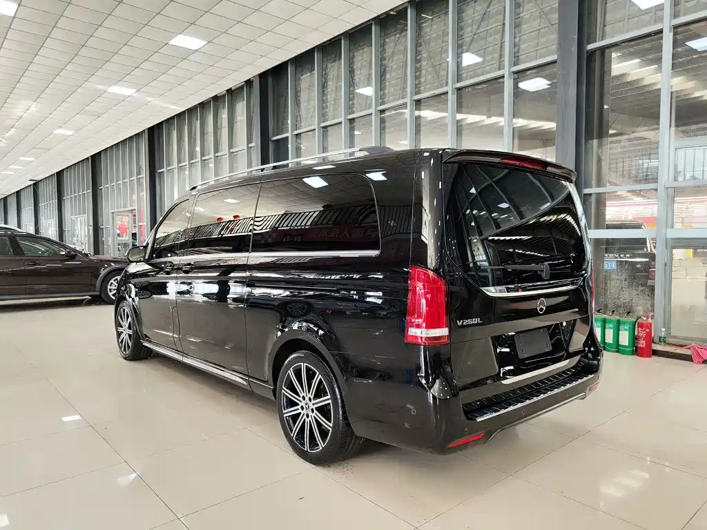 Mercedes-Benz V-Class 2022 — фото 30