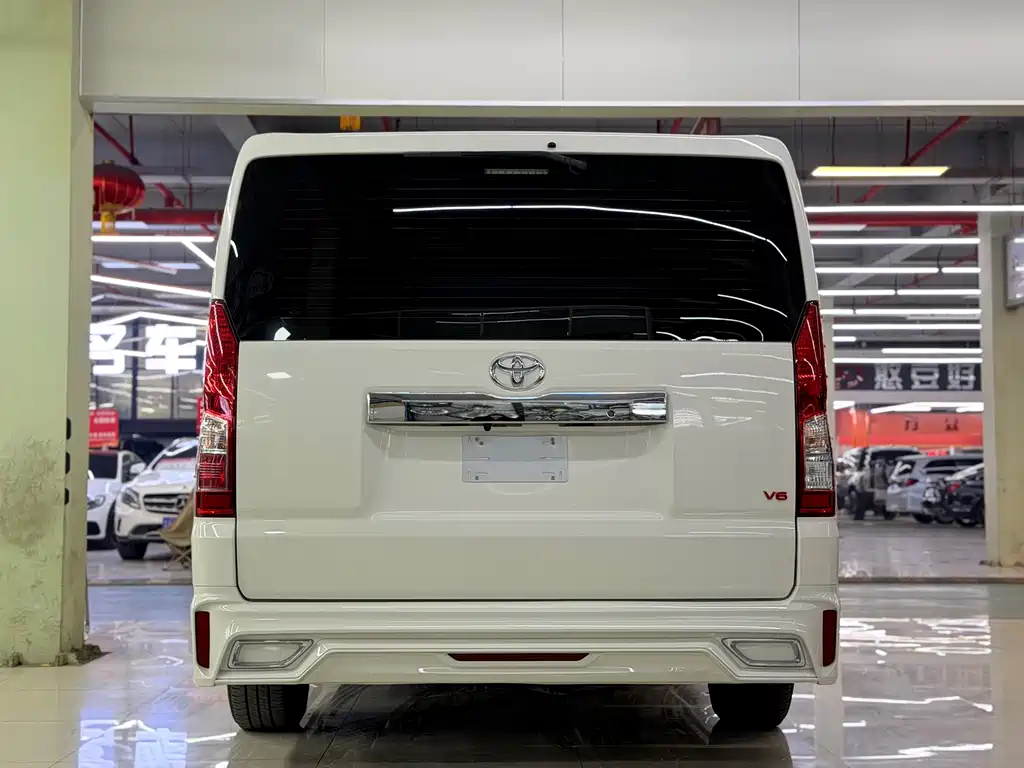 Toyota Hiace — фото 3