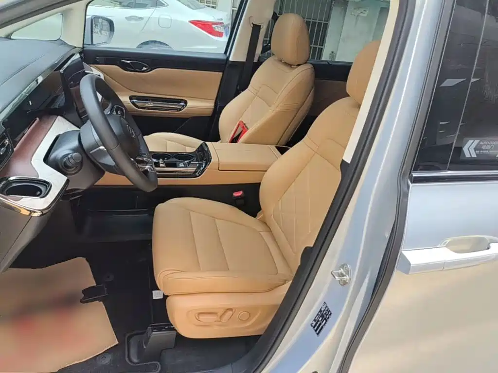 GAC Motor E8 PHEV 2025 — фото 15