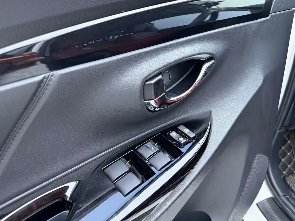 Toyota Yaris L 2022 — фото 9