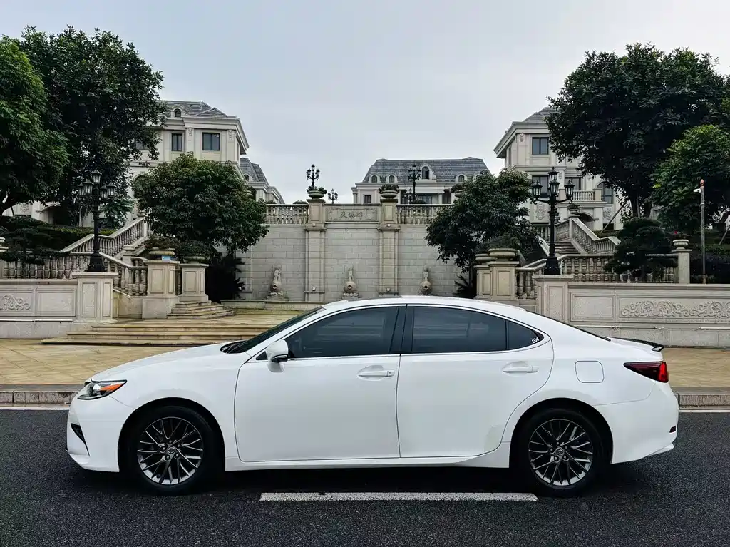 Lexus ES 2018 — фото 18