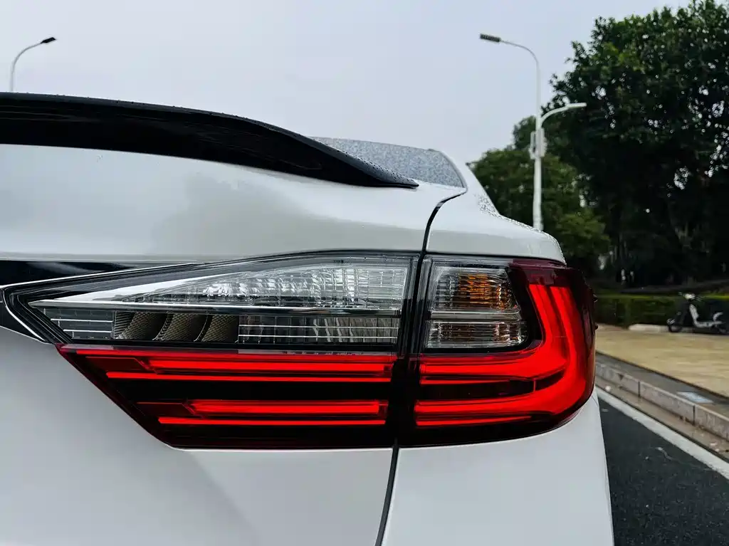 Lexus ES 2018 — фото 17