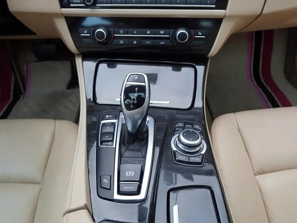 BMW 5 Series 2011 — фото 10