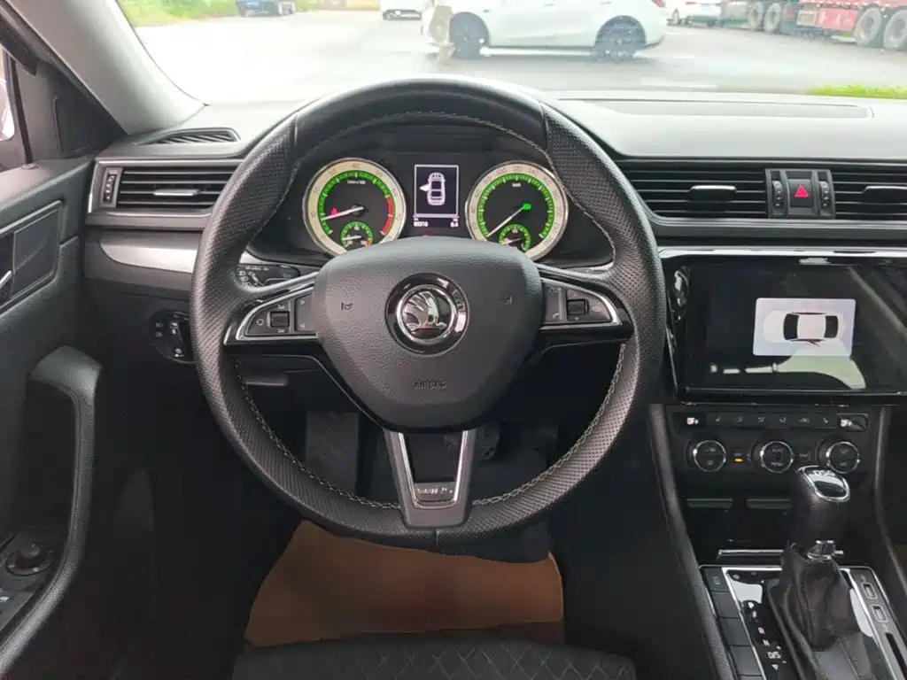 Skoda Superb 2019 — фото 11