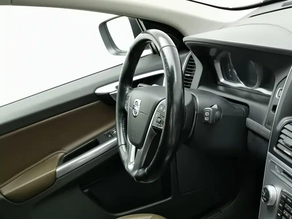 Volvo XC60 2017 — фото 22