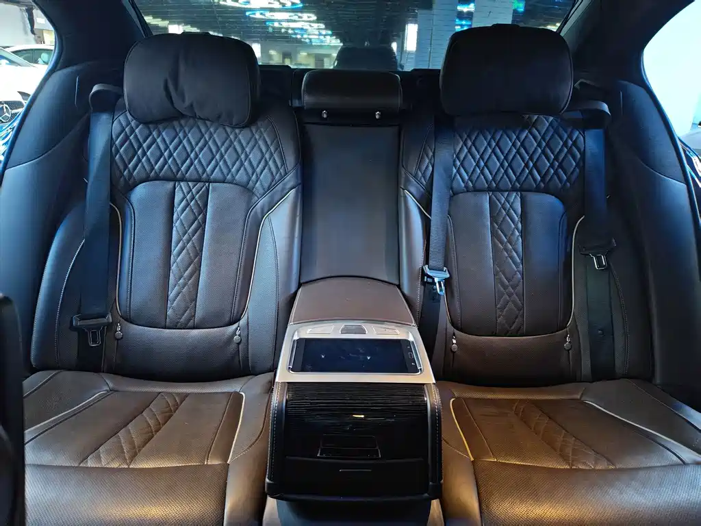 BMW 7 Series 2019 — фото 16