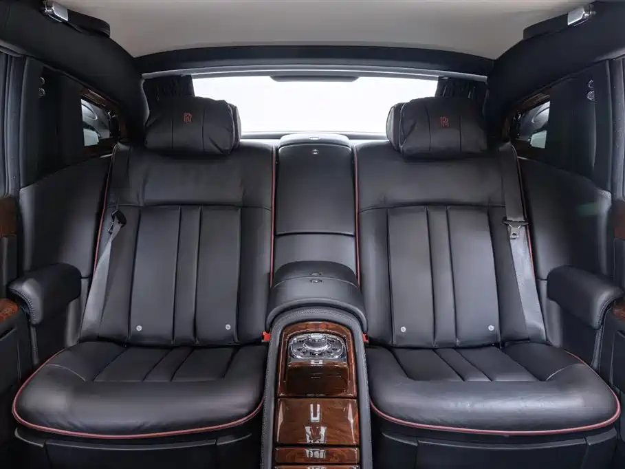 Rolls-Royce Phantom 2018 — фото 16