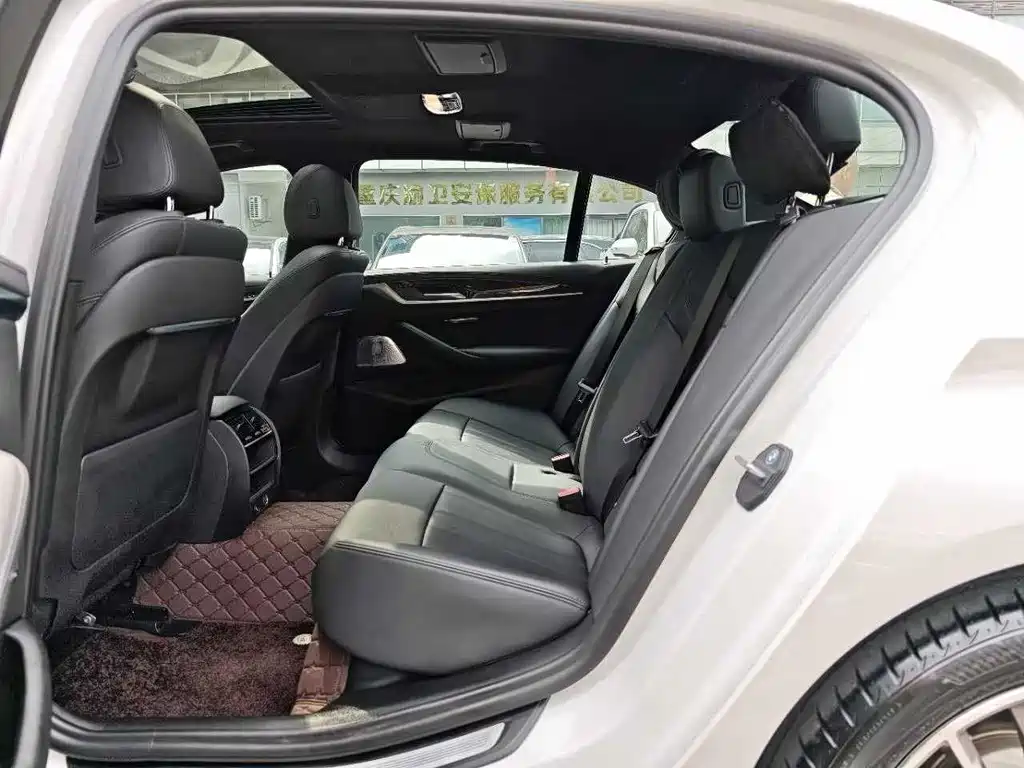 BMW 5 Series 2019 — фото 16
