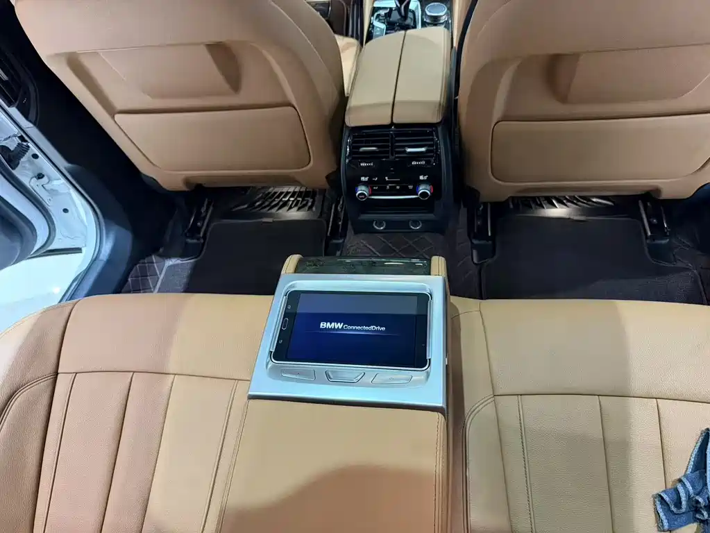 BMW 5 Series 2018 — фото 12