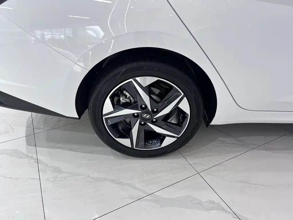Hyundai Elantra 2023 — фото 19