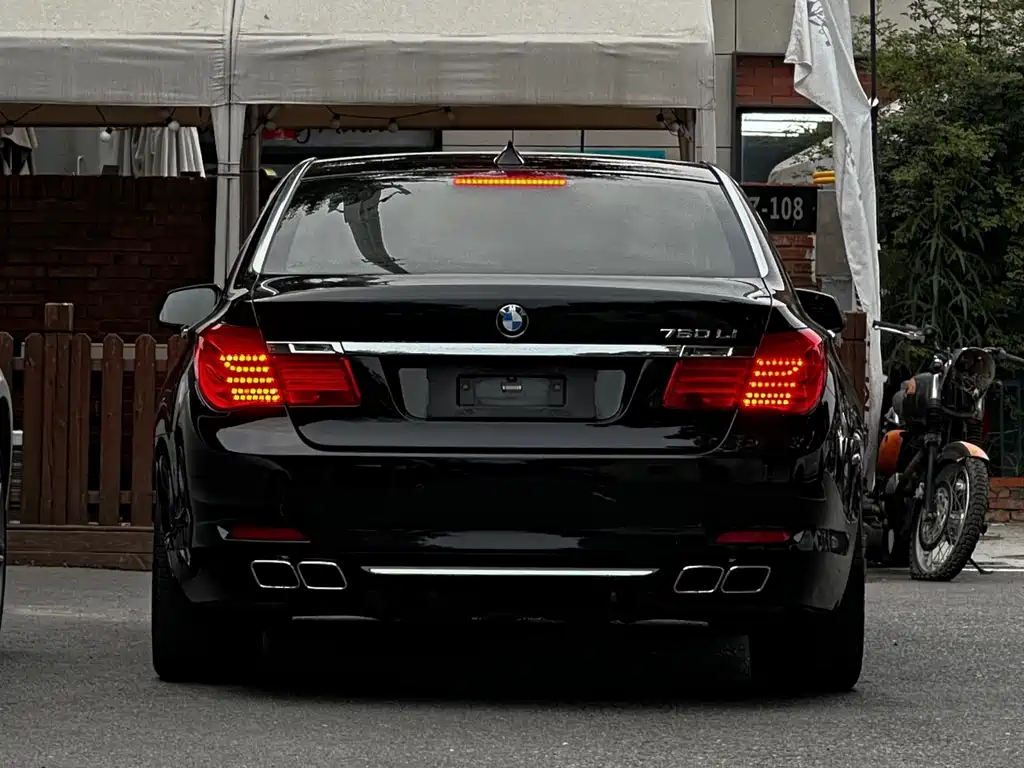 BMW 7 Series 2011 — фото 14