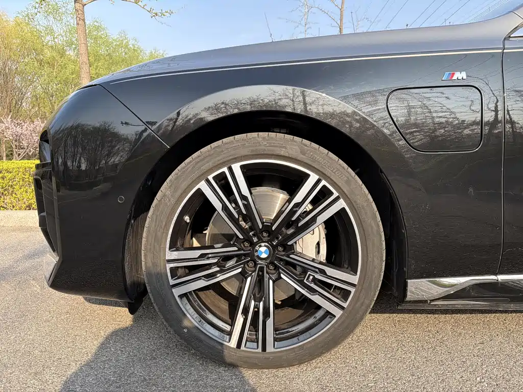 BMW i7 2025 — фото 8