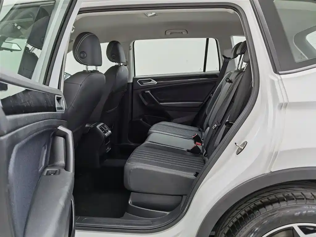 Volkswagen Tiguan L 2023 — фото 15